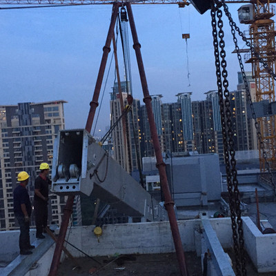 建筑安裝工程 總重28噸擦窗機的起重、高空與扒桿吊裝技術解析